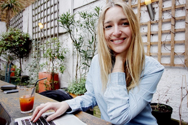 woman on computer outdoors creating website-ellyot-588130-unsplash-600x400<br />
